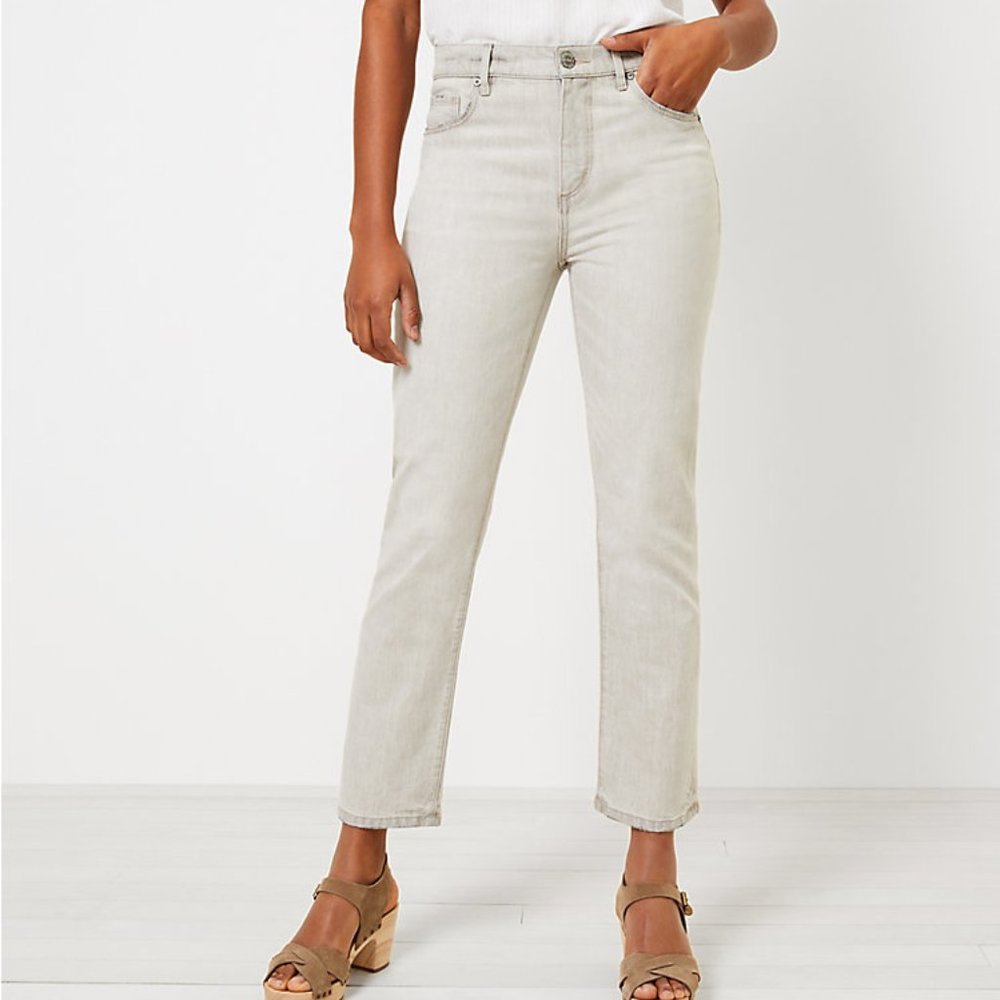 NWT LOFT High Rise Straight Crop Jeans in Light Grey Wash – Size 29 / 8